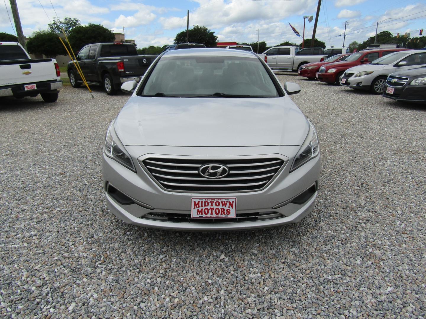 2016 Silver /Gray Hyundai Sonata SE (5NPE24AF1GH) with an 2.4L L4 DOHC 16V engine, Automatic transmission, located at 15016 S Hwy 231, Midland City, AL, 36350, (334) 983-3001, 31.306210, -85.495277 - Photo#1